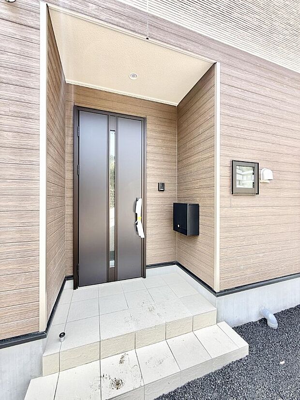 【玄関】1号棟 ■ 帰るたびにホッとする、安心感のある佇まい