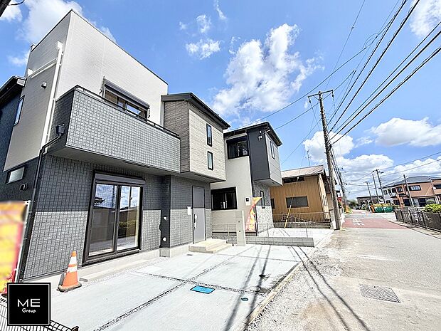 【前面道路含む現地写真】2号棟 ■暮らしを彩る充実した設備仕様が備わった住まい