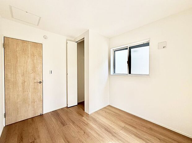 【リビング以外の居室】2号棟 ■落ち着いた色合いのお部屋で穏やかな時間を楽しめます