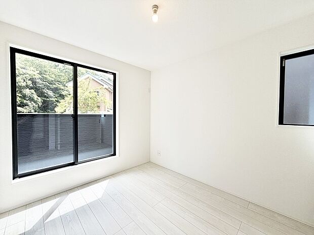 【リビング以外の居室】2号棟  ■シンプルで使いやすい空間がスッキリ感じられます