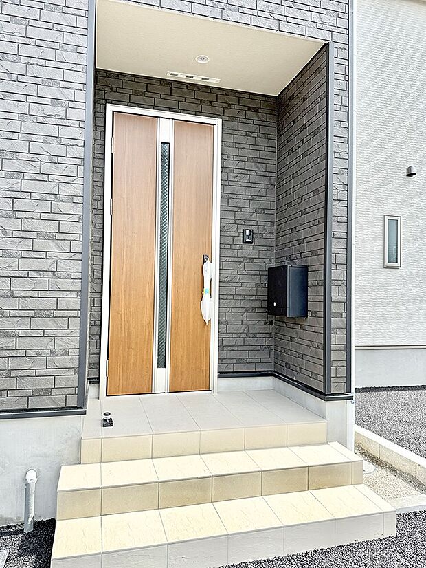 【玄関】3号棟 ■ 心地よい暮らしへとつながる、温かい玄関
