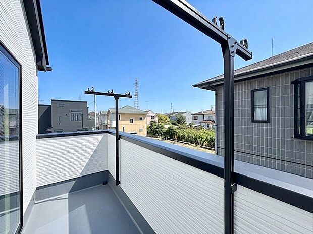 【バルコニー】1号棟  ■ 空を眺めながら、ほっと一息つける特別な空間