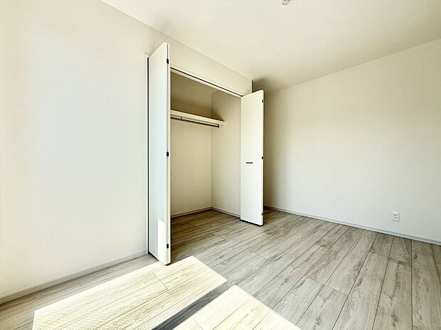 【リビング以外の居室】1号棟  ■清潔感あふれるお部屋で毎日を快適に過ごせます