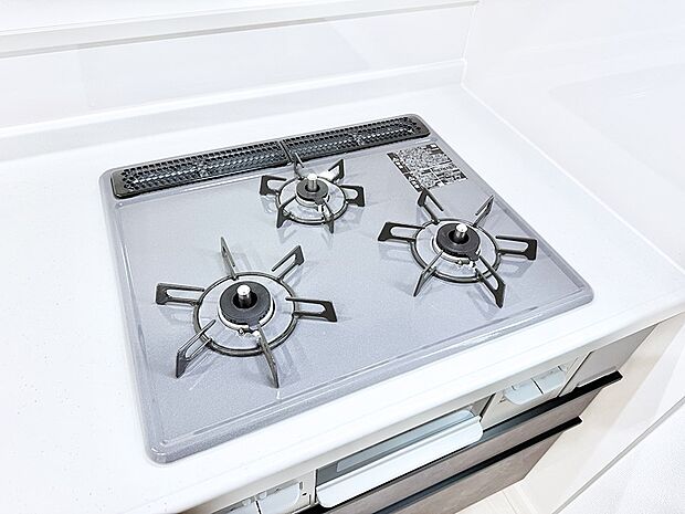 【3口ガスコンロ】■3口コンロのシステムキッチンで料理の手順もスムーズに