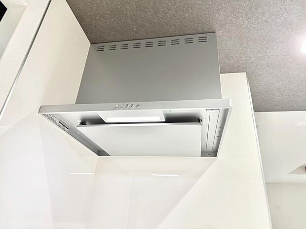 【レンジフード】■調理時の蒸気や匂いが換気扇に誘導され、効率的に排煙ができます。