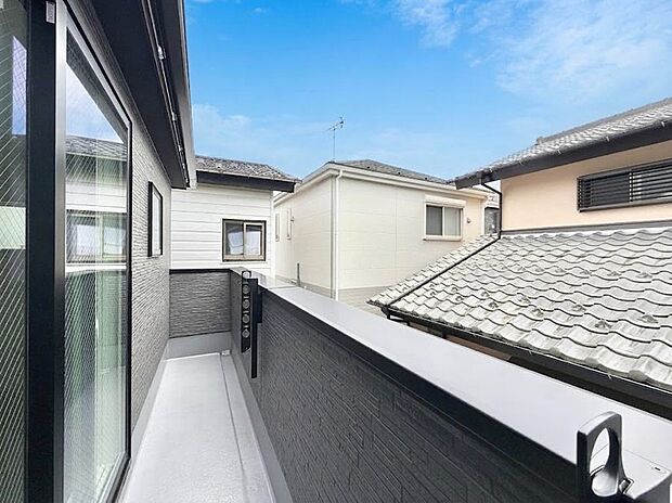 【バルコニー】2号棟 ■ 朝のコーヒーや夜の星空を楽しむ、癒しの場所