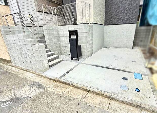 【駐車場】2号棟 ■ シンプルで美しく、住まいの第一印象を彩る玄関です