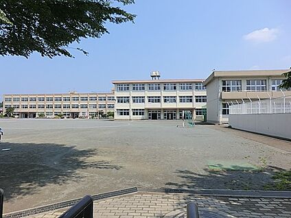 綾瀬市立綾西小学校 310m(4分)