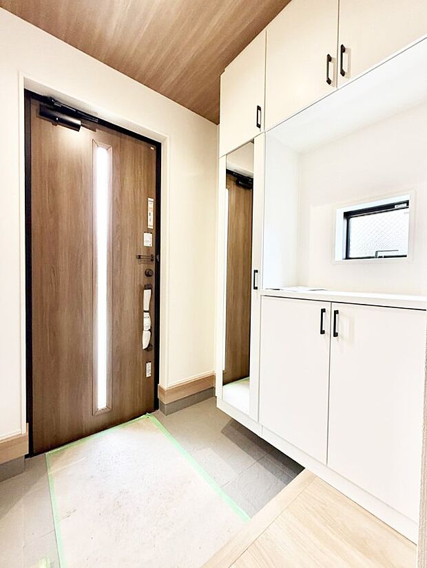 【玄関】1号棟 ■ ここから始まる一日、すっきり整った玄関