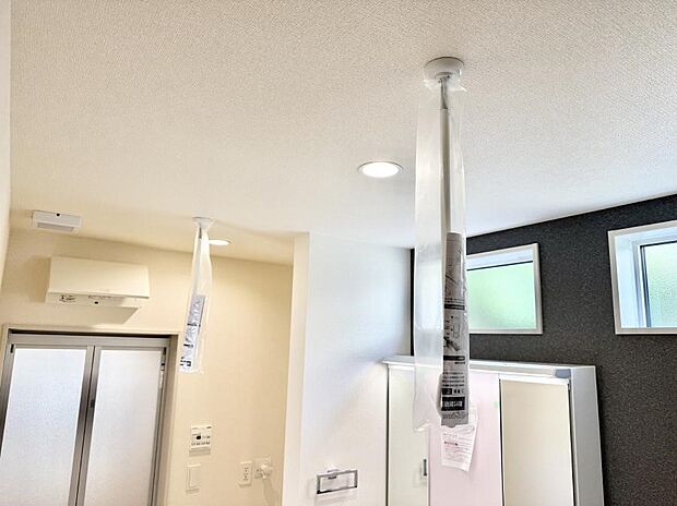 【室内物干し】■天候や時間を気にせず洗濯物を干せ、紫外線から衣類を守れます。