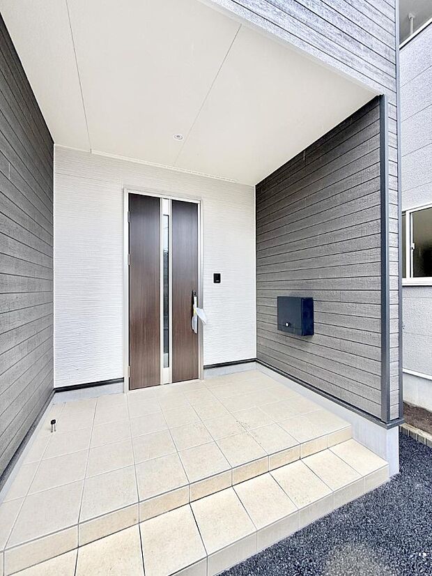 【玄関】2号棟  ■ シンプルで美しく、住まいの第一印象を彩る玄関です
