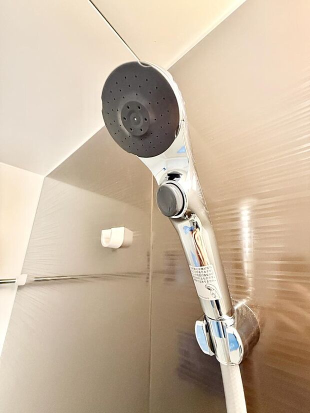 【止水シャワーヘッド】■わざわざシャワー水栓のレバーまで手を伸ばす必要がなく、簡単に止水できる