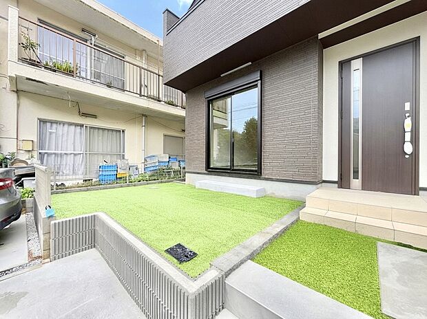 【庭】A号棟 ■暮らしに潤いを与える、緑が取り入れられた住まいです