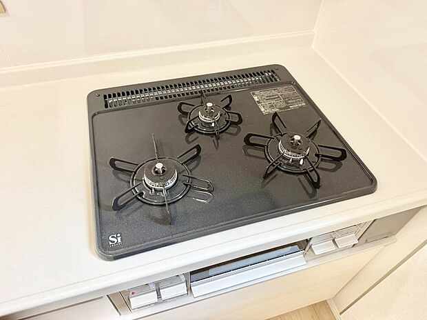 【3口ガスコンロ】■一度に多くの料理ができ便利で効率的