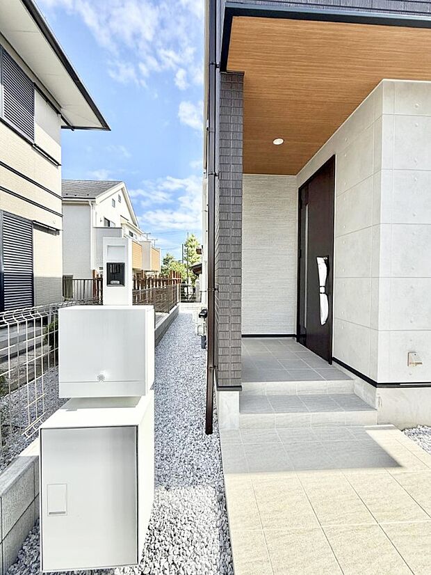 【玄関】B号棟  ■ シンプルで美しく、住まいの第一印象を彩る玄関です