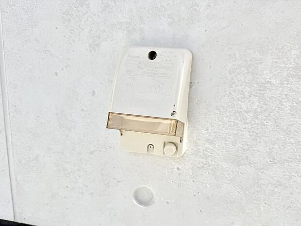 【屋外コンセント】■屋外に電源コンセントがあれば、高圧洗浄機で窓や外壁を掃除するなど便利です。