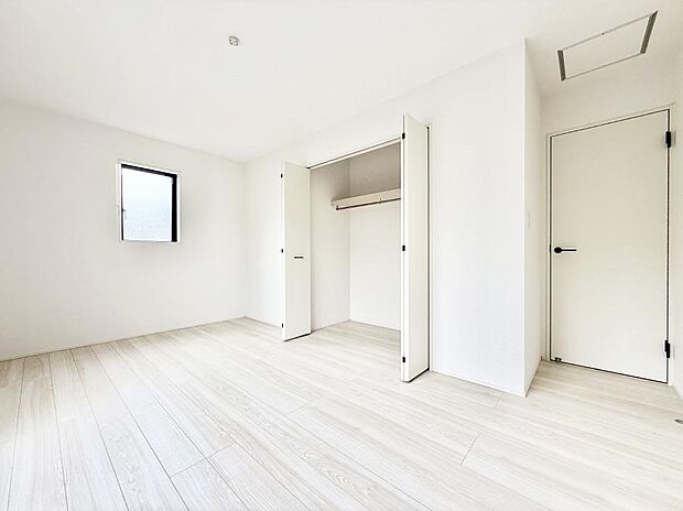 【寝室】2号棟  ■窓の配置や通気性の良い設計で部屋の空気がこもらず、常に新鮮な空気が流れます