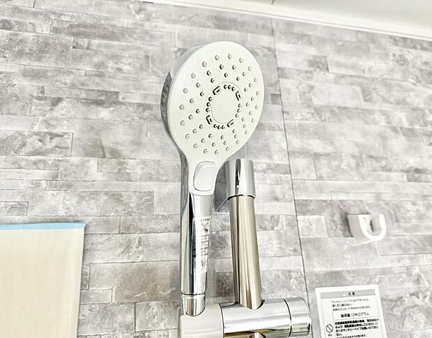 【止水シャワーヘッド】■手元で簡単に止水できるため、水の無駄遣いを減らすことができます。