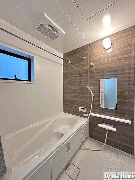【2号地：浴室】
■一日の疲れを癒すバスルームは、ゆったりと足を伸ばして入浴できる、一坪タイプの浴室です。