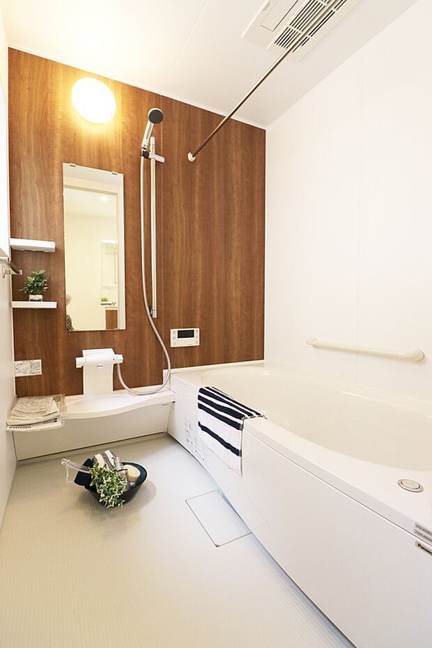 【【浴室：施工例】】▼浴室は湿気がたまりやすく、換気扇だけではどうしてもカビが出てしまいやすい場所。窓があるだけで、あっという間に換気ができますのでお風呂のカビお掃除も気持ちが良いです。
