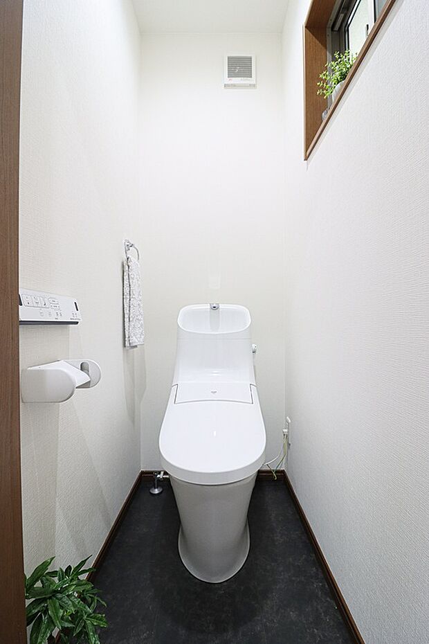 【【トイレ】】壁リモコンで両サイドがスッキリとしており、多彩な機能付で清潔なトイレ空間に。