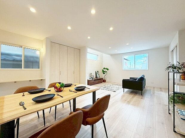 【LDK22帖】
ダウンライトなので圧迫感が軽減され、天井が広く感じます！