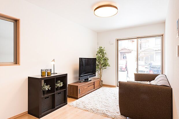 【【ドリームタウンシリーズ施工例:リビング】】ご家族みんなで長い時間を過ごすリビングは一番居心地のいいものであって欲しいですね。開放感のある広々リビングに光と風を呼び込みます。