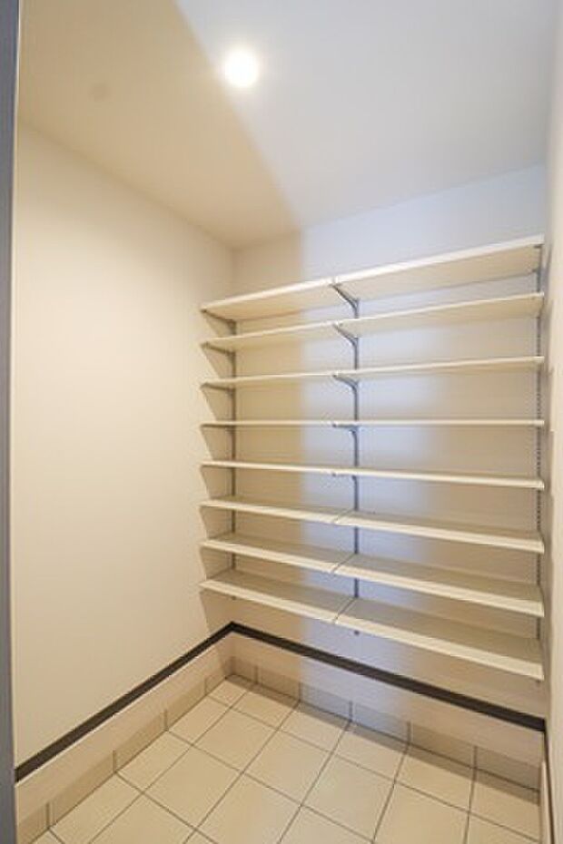 【【モデルハウスへご案内致します!】】靴の収納はもちろん、ベビーカーやゴルフバッグ、アウトドア用品に釣り道具など、家に上げたくない物は、ぜひここに!少しずつ増えてきた、憧れのシューズインクローゼット付き♪(シューズインクローク/施工例)