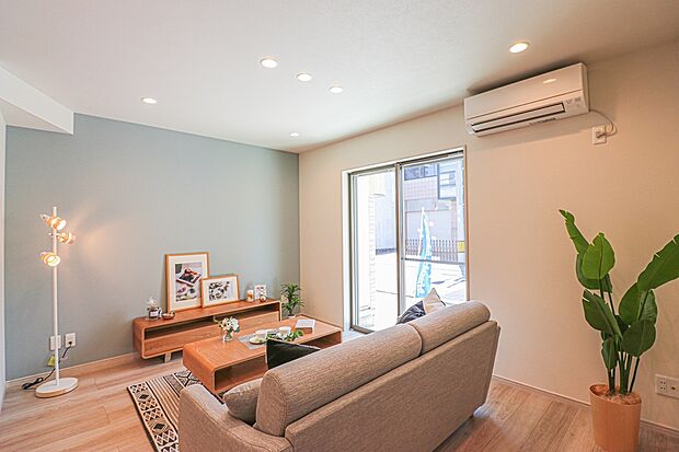 【【ドリームタウンシリーズ施工例:リビング】】ここにはみんなが集い、食事と楽しい会話が始まる。話に夢中になりすぎて、ついつい時を忘れてしまう。そんな束の間の幸せを感じさせてくれる場所。