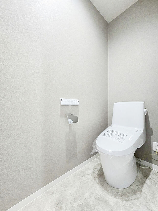 【【ドリームタウン共通設備:ウォシュレットトイレ】】壁リモコンで両サイドがスッキリとしており、多彩な機能付で清潔なトイレ空間に。