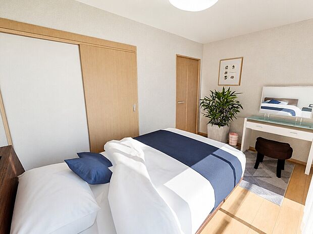 【【洋室：イメージパース】】バルコニーに面しているため、お洗濯物を取り込んでそのままクローゼットに収納できます！