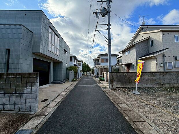 【現地前道写真】弊社は毎日新物件の情報を入荷しており、水面下物件も多数!いつ来ても新情報が沢山!住宅ローンのご相談や売却のご相談などご質問にお答え致します。理想のお家探しを全力でお手伝いします!(R7.12撮影)