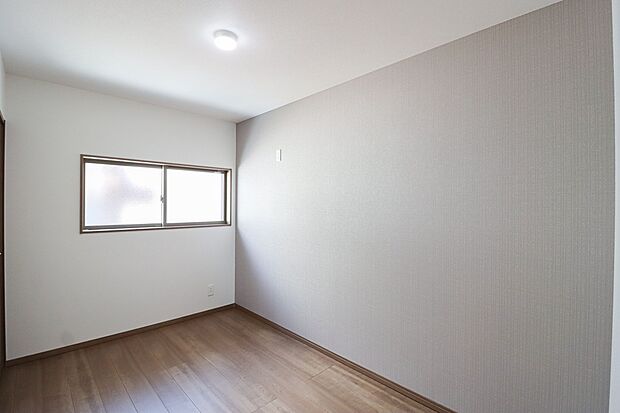 【【ドリームタウンシリーズ施工例：洋室】】2階のお部屋はすべてクローゼット付！家族の荷物をそれぞれ管理しやすい♪
【建物プラン例】建物価格1799万円・建物面積82.42m2

