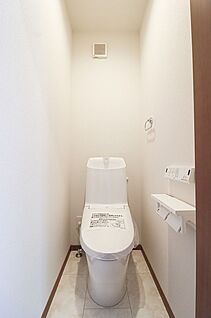 【ドリームタウン共通仕様施工例：ウォシュレット機能付トイレ】