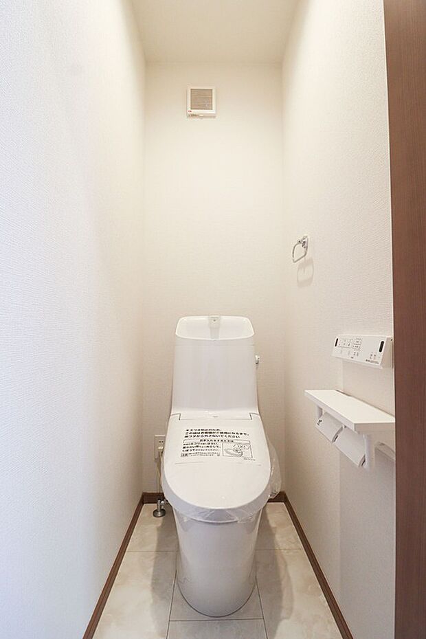 【【ドリームタウン共通仕様施工例:ウォシュレット機能付トイレ】】◆汚れをはじくクリーン樹脂素材と、フチなし形状で日々のお掃除もラクラク!
◆環境に優しい節水技術で、従来のタイプから約60%の大幅な節水を実現しました。