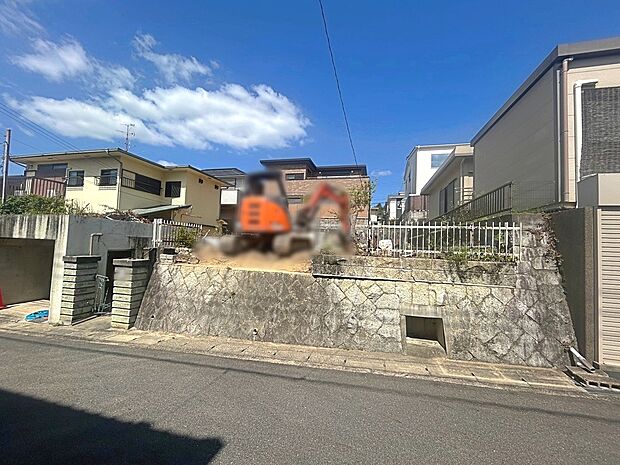 【【現地写真:R8.9撮影】】間口13.9m×前道6.8mのため駐車がしやすい!