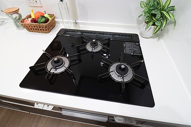 【【ドリームタウン共通仕様施工例:3口 コンロ】】◆バーナー間隔が広いので、3口同時に使っても鍋振りもできます!グリルの排気口をコンパクトにして、仮置きできるスペースもご用意しております♪