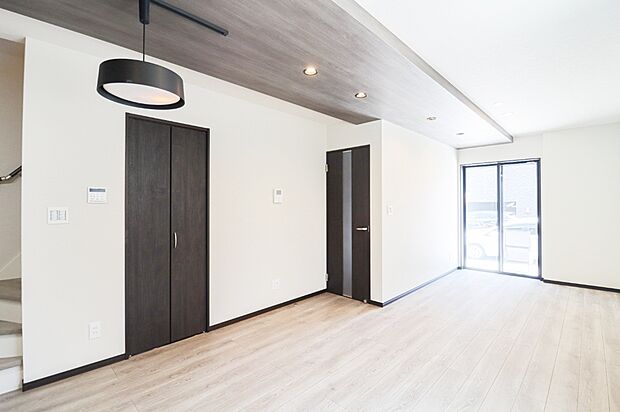 ■18帖の広々リビングは、家族が自然と集まる開放的な空間。ゆとりある広さでくつろぎも来客対応も快適にこなせます。家具配置もしやすく、家族それぞれが思い思いに過ごせるゆとりの空間に。