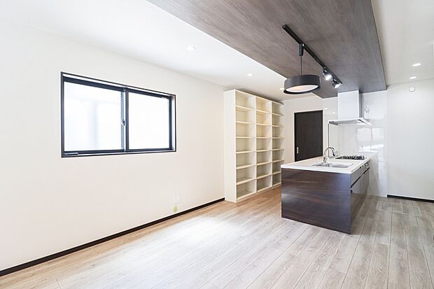 ■ご家族みんなが自然と集まり、くつろげるゆったりとしたリビング。開放感のある空間設計で日常のひとときを心地よく過ごすことができます。