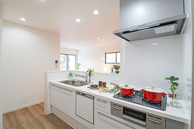 【キッチン施工例】
家族の様子を見守りながら料理ができる対面キッチン。
自然と会話が生まれ、毎日の家事がもっと快適に。