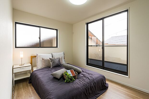 ■寝室や子供部屋、ワークスペースなどライフスタイルに合わせて柔軟に使える洋室。家具も配置しやすくプライベートな時間を快適に過ごせます。
