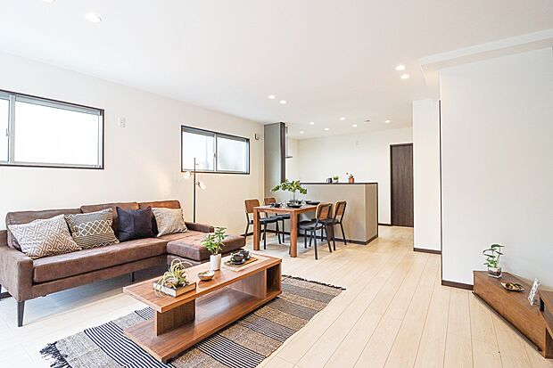 ■自由設計のため間取りや動線、デザインまでライフスタイルに合わせて自由にプランニングが可能。家族構成や将来の暮らしを見据えた住まいづくりが叶います。(ドリームタウンシリーズ施工例)