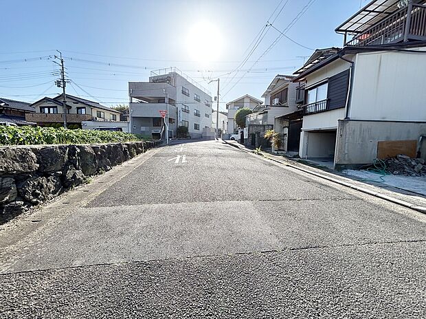 ■前道は車通りが少なく落ち着いた住環境。車の出入りもしやすく、駐車時や乗り降りの際も安心です。小さなお子様のいるご家庭やゆったりとした生活を求める方におすすめの住環境です。現地（2024年11月）撮影