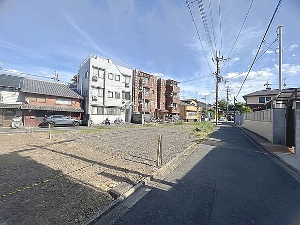■周辺は落ち着いた街並みで、騒音が少なく穏やかな暮らしが叶います。日中も夜間も静かに暮らせるため、子育て世帯や在宅ワークにもおすすめ。住み心地の良い住環境です。現地（2026年5月）撮影
