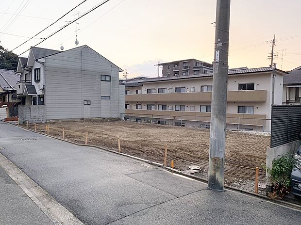 実際の立地や周辺環境、日当たりや前道の様子などは、現地でこそわかるポイントが沢山あります。写真や図面だけでは伝わらない雰囲気を、ぜひ現地で一緒に確認してみませんか。
現地(2026年2月撮影)