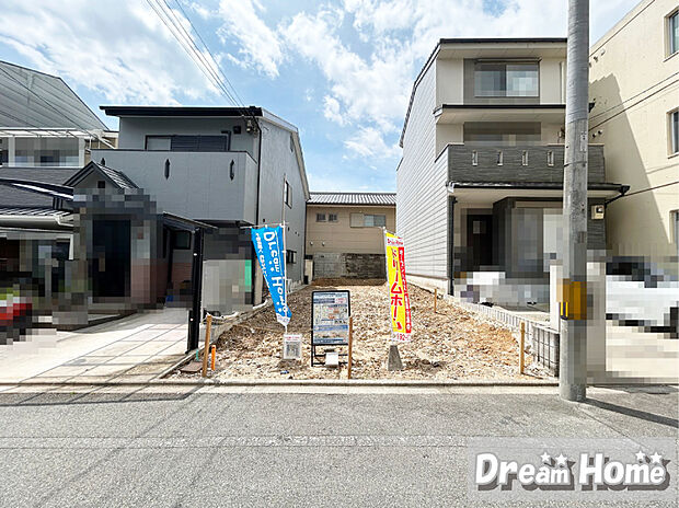 ■現地では周辺環境や立地条件、日当たりや前道の様子などを実際にご確認いただけます。モデルハウスでは間取りや広さ、設備仕様や生活動線などをご体感いただけます。現地(2026年7月)撮影