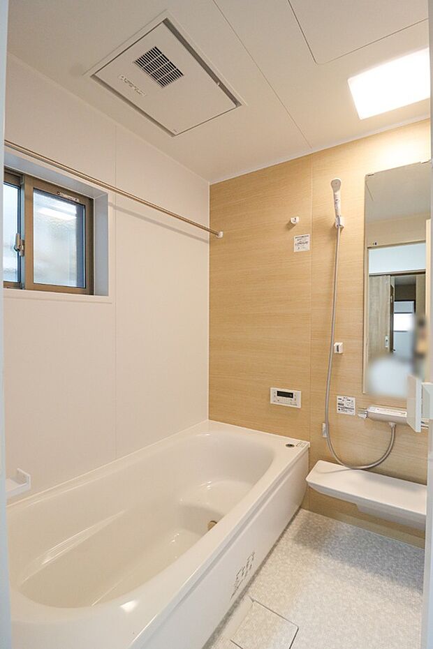 【【1号地】浴室】清潔感溢れるデザインの浴室で、バスタイムも快適に過ごせそうです。