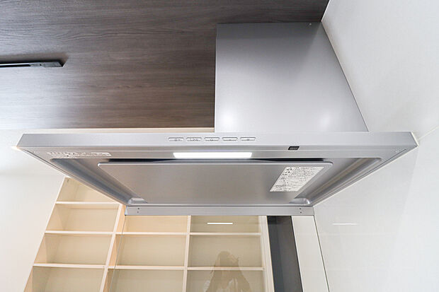 【【換気扇】】■女性の方でも取り外せるワンタッチの換気扇なのでお掃除もラクラク。汚れやすいキッチン周りをキレイに保つことができます。