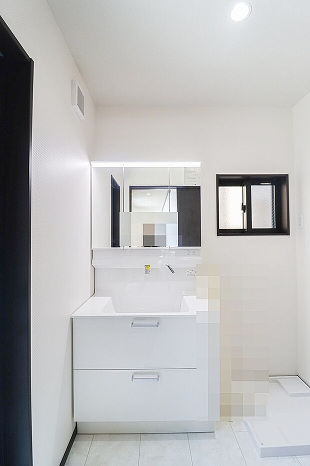 【【洗面スペース】】■使い勝手の良い鏡裏収納付3面鏡型の独立洗面化粧台。ご家族そろって身支度可能なゆとりの洗面スペースで、朝の身支度もスムーズに。現地(2025年7月)撮影