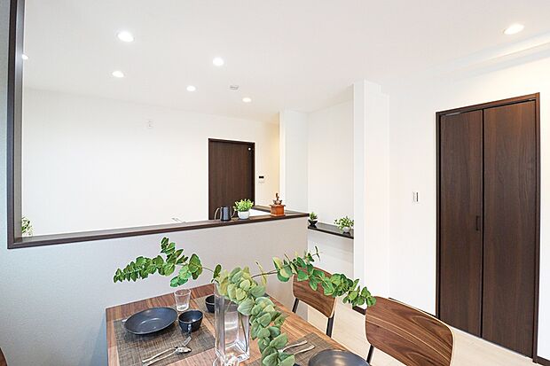 【【ドリームタウンシリーズ施工例】】■リビングに棚を設けることで、散らかりがちなリビングもいつでも整った空間を保つことができます。見せる収納としてインテリアを楽しめるのも魅力で、暮らしやすさとデザイン性を両立できます。